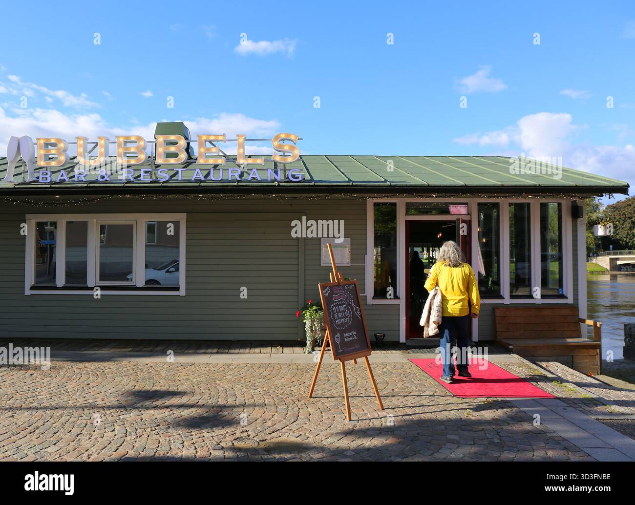 Karlstad, Svezia - 17 settembre 2025: Unidentified Man entra nel famoso ristorante e bar Bubbels sul fiume Klarlven Foto Stock