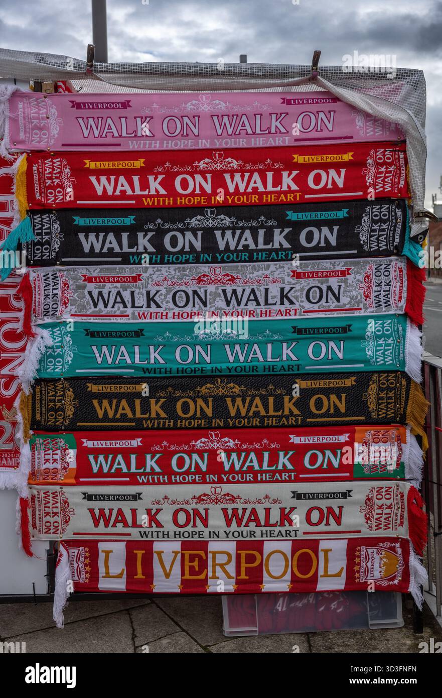 Sciarpe da calcio del Liverpool FC in vendita sul terreno fuori dallo stadio Anfield prima di una partita. Foto Stock