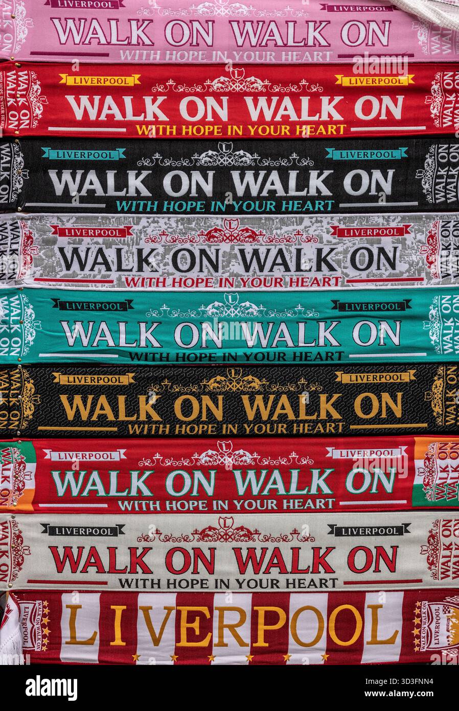 Sciarpe da calcio del Liverpool FC in vendita sul terreno fuori dallo stadio Anfield prima di una partita. Foto Stock