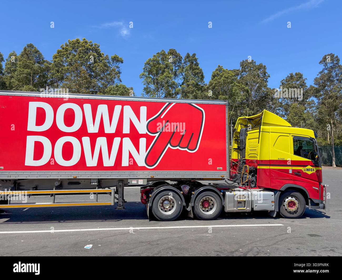 Australia industria del trasporto merci, Linfox Truck Towing Coles supermercato distribuzione di prodotti alimentari, con logo rosso finer down prices, New South Wales, Australia - Immagine stock catturata con smartphone