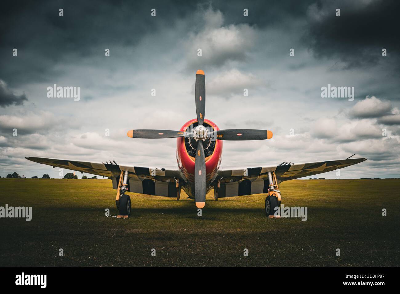 Aerei da caccia North American P-51 Mustang in mostra sotto cieli drammatici. Foto Stock