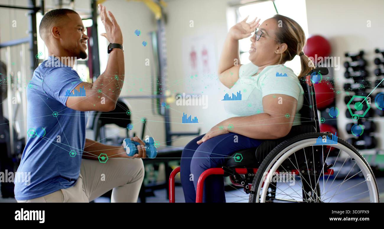 Donna alta in sedia a rotelle rossa nella parte superiore, allenatore inginocchiato con manubrio, palestra, HUD, spazio fotocopie Foto Stock