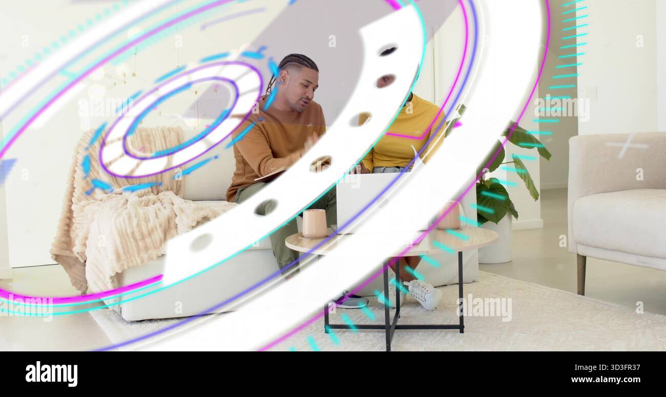 Collaborare con gli amici che si avvicinano al notebook nel salotto di casa, con sovrapposizioni di interfaccia digitale Foto Stock