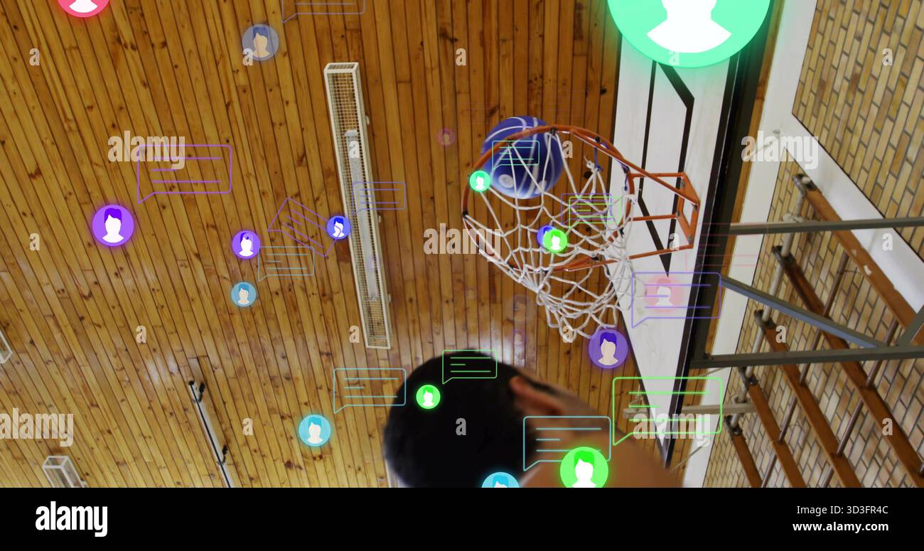 Uomo che lancia le mani verso il bordo in palestra, pallacanestro che passa attraverso la rete, icone, spazio copia Foto Stock