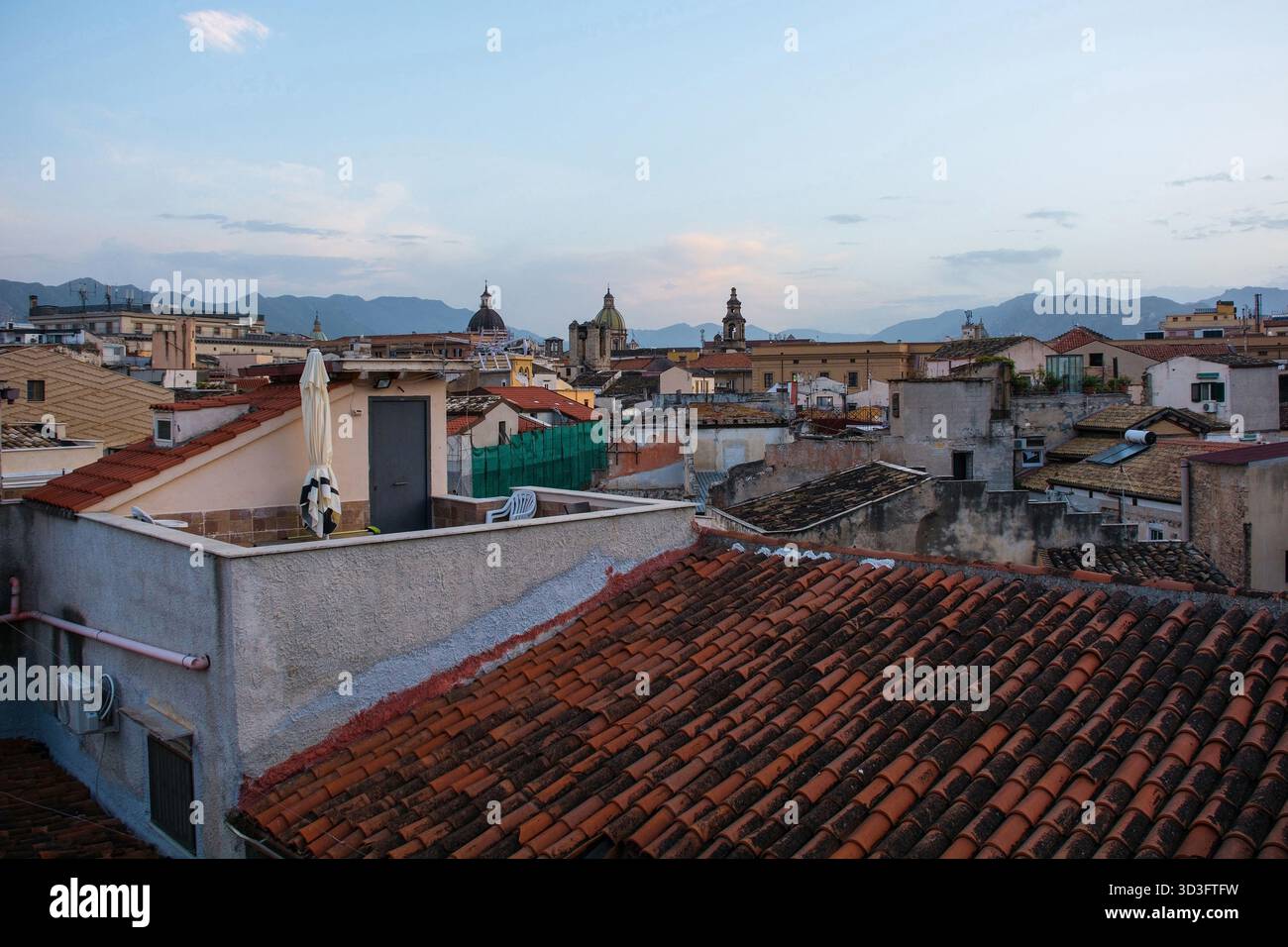 Un panorama sul centro storico di Palermo in Sicilia, Italia, preso da un tetto nel quartiere Kalsa al crepuscolo. Edifici che mostrano una patina del tempo Foto Stock