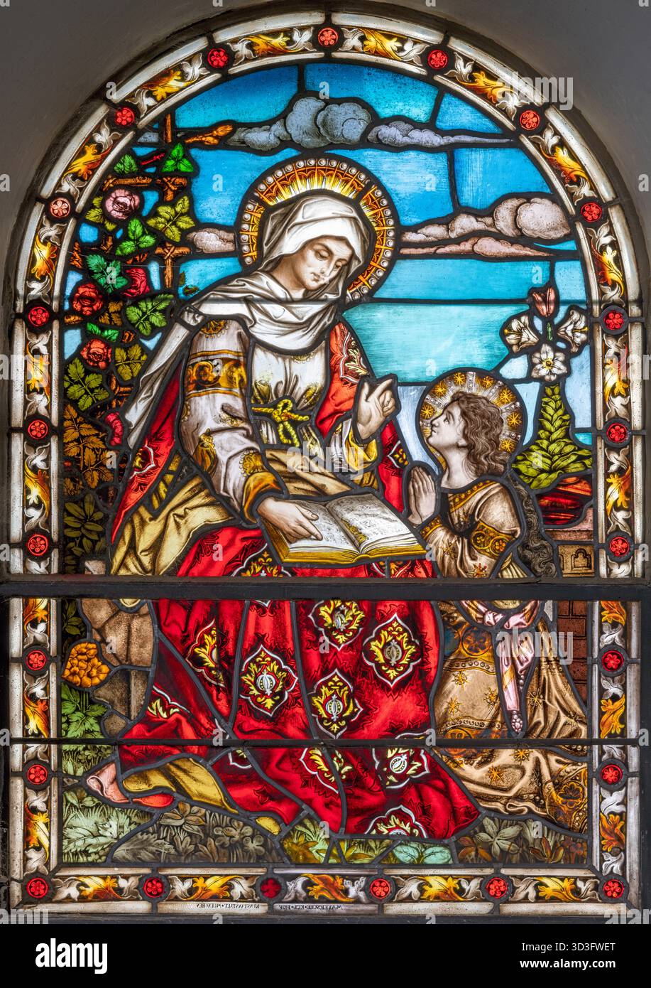 BAD REICHENHALL, GERMANIA - 8 SETTEMBRE 2025: La St. Ann nella vetrata della chiesa St. Johannes Spitalkirche di Mayer'schen Hofkunstanstalt Foto Stock