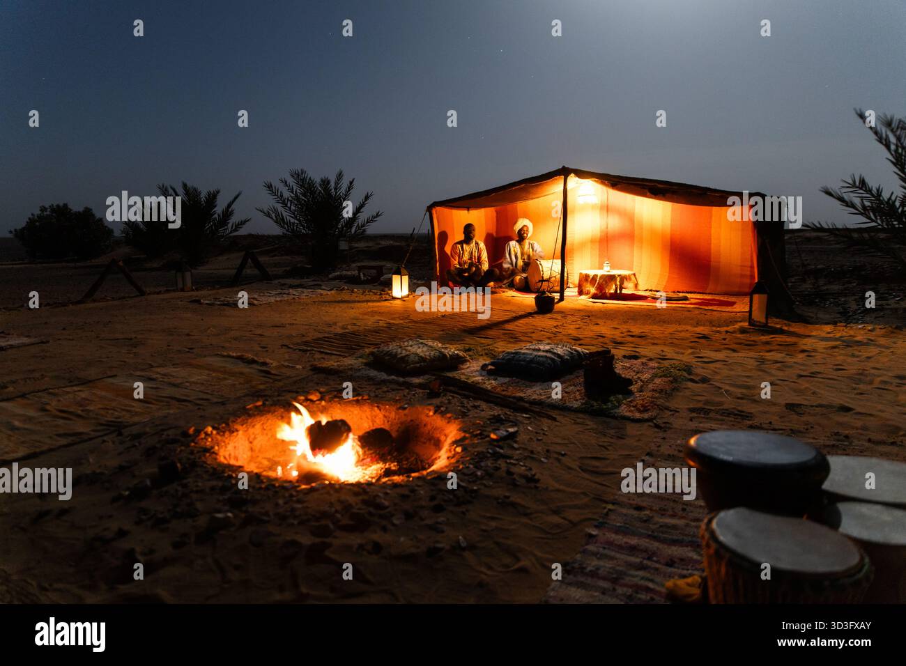 Una tranquilla bellezza di un accampamento nel deserto del Sahara a Merzouga, Marocco, dove i nomadi risiedono in tradizionali tende berbere, catturando l'essenza della vita nomade Foto Stock