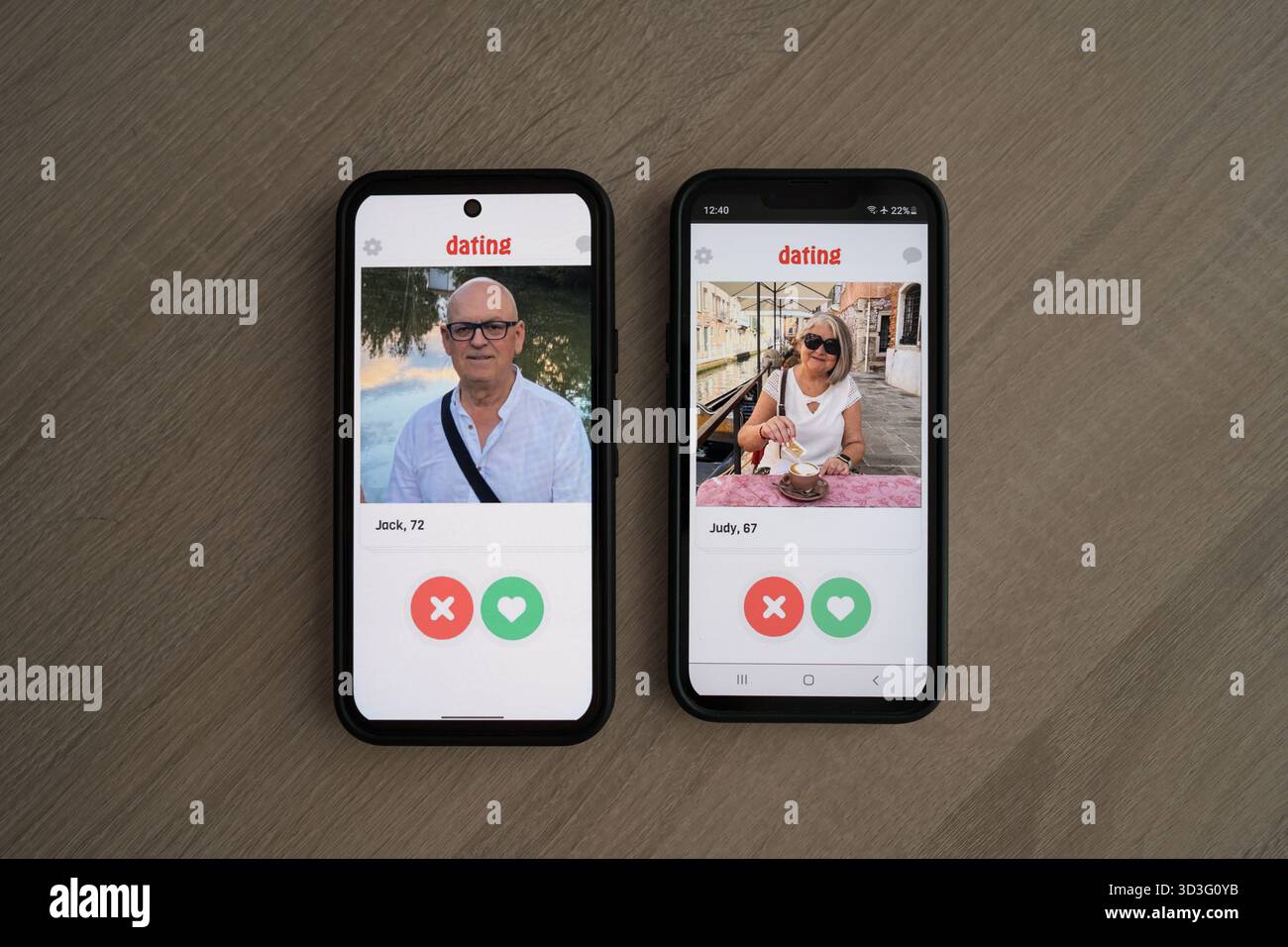 Due smartphone visualizzano profili di incontri online senior. Un uomo di 72 anni e una donna di 67 anni sono in mostra, evidenziando il ruolo della tecnologia in Foto Stock