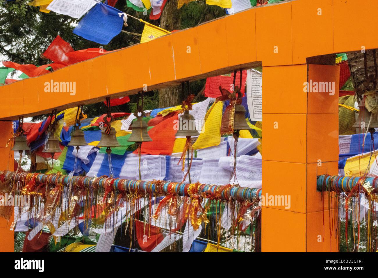 DARJEELING, BENGALA OCCIDENTALE, INDIA - 8 FEBBRAIO 2024 The Darjeeling Mall - campane di preghiera del Tempio Mahakal Foto Stock