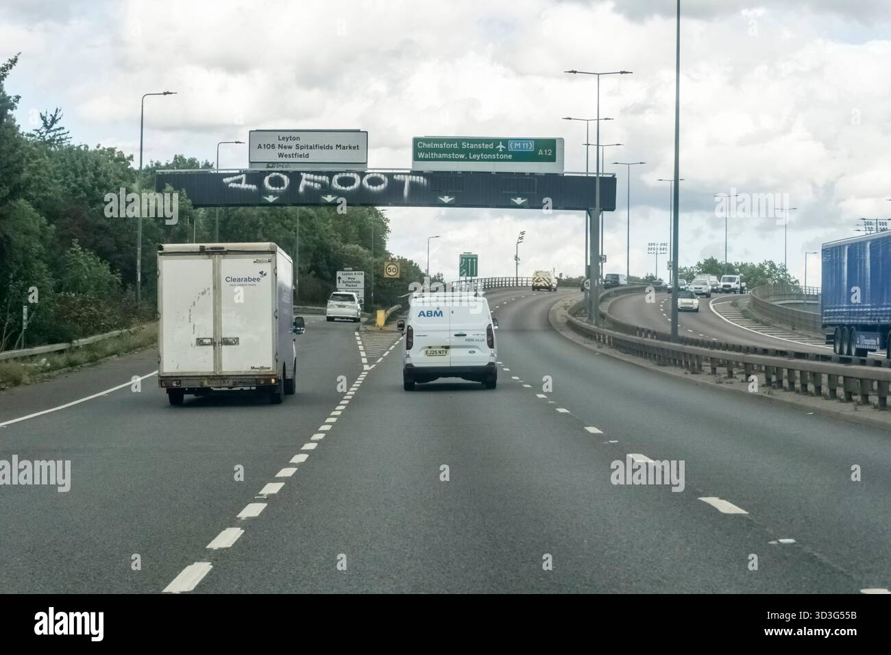 Etichetta graffiti di 3 piedi su un gantry sospeso sopra la A12 nel nord-est di Londra. Si ritiene che sia il tagger più prolifico del Regno Unito. Foto Stock