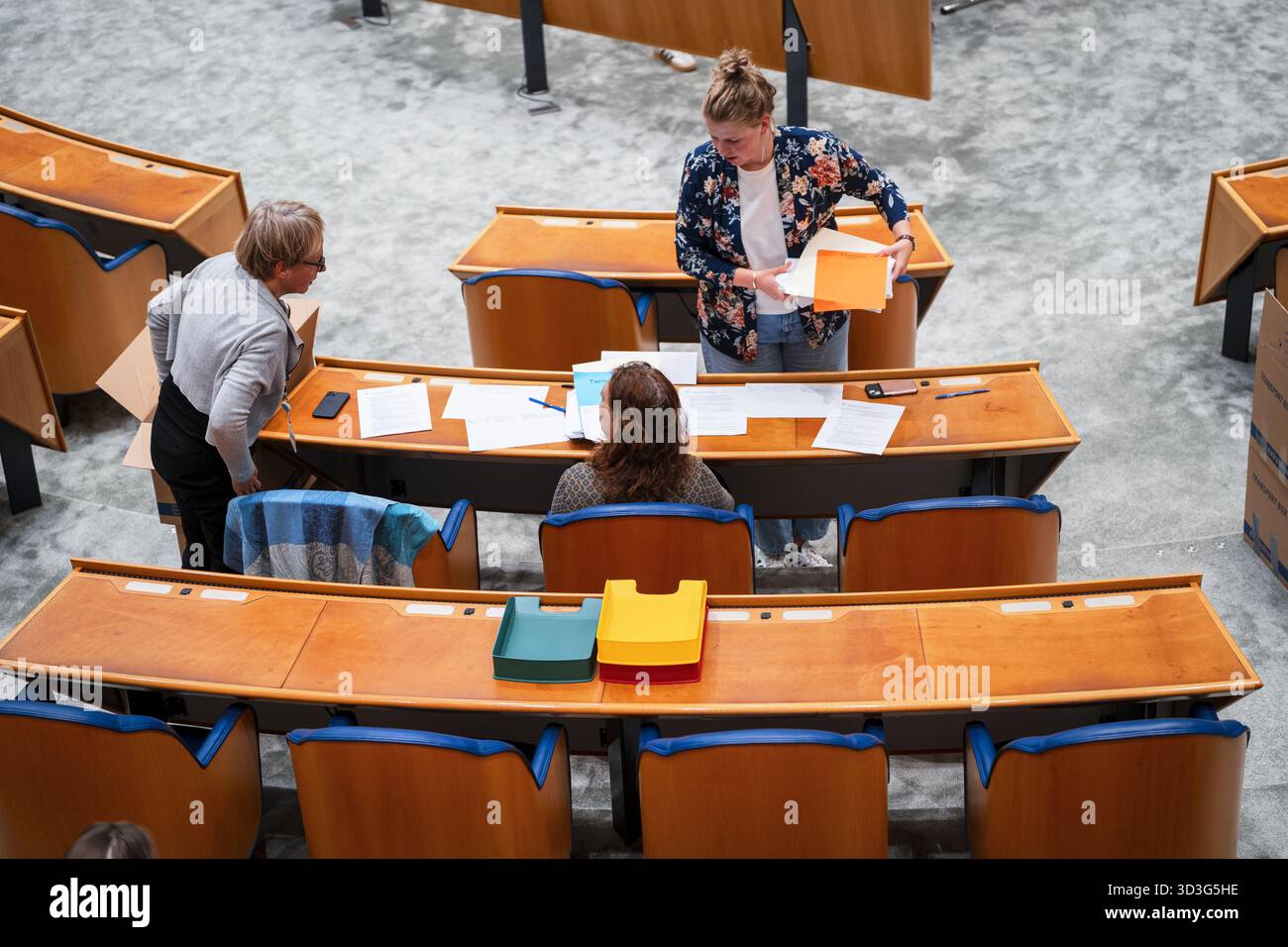 L’AIA – i funzionari della camera stanno controllando i rapporti ufficiali di tutti i seggi elettorali nella sala plenaria della camera dei rappresentanti. Lo stanno facendo a nome della commissione parlamentare per la verifica dei poteri. ANP LINA SELG netherlands Out - belgio Out Foto Stock