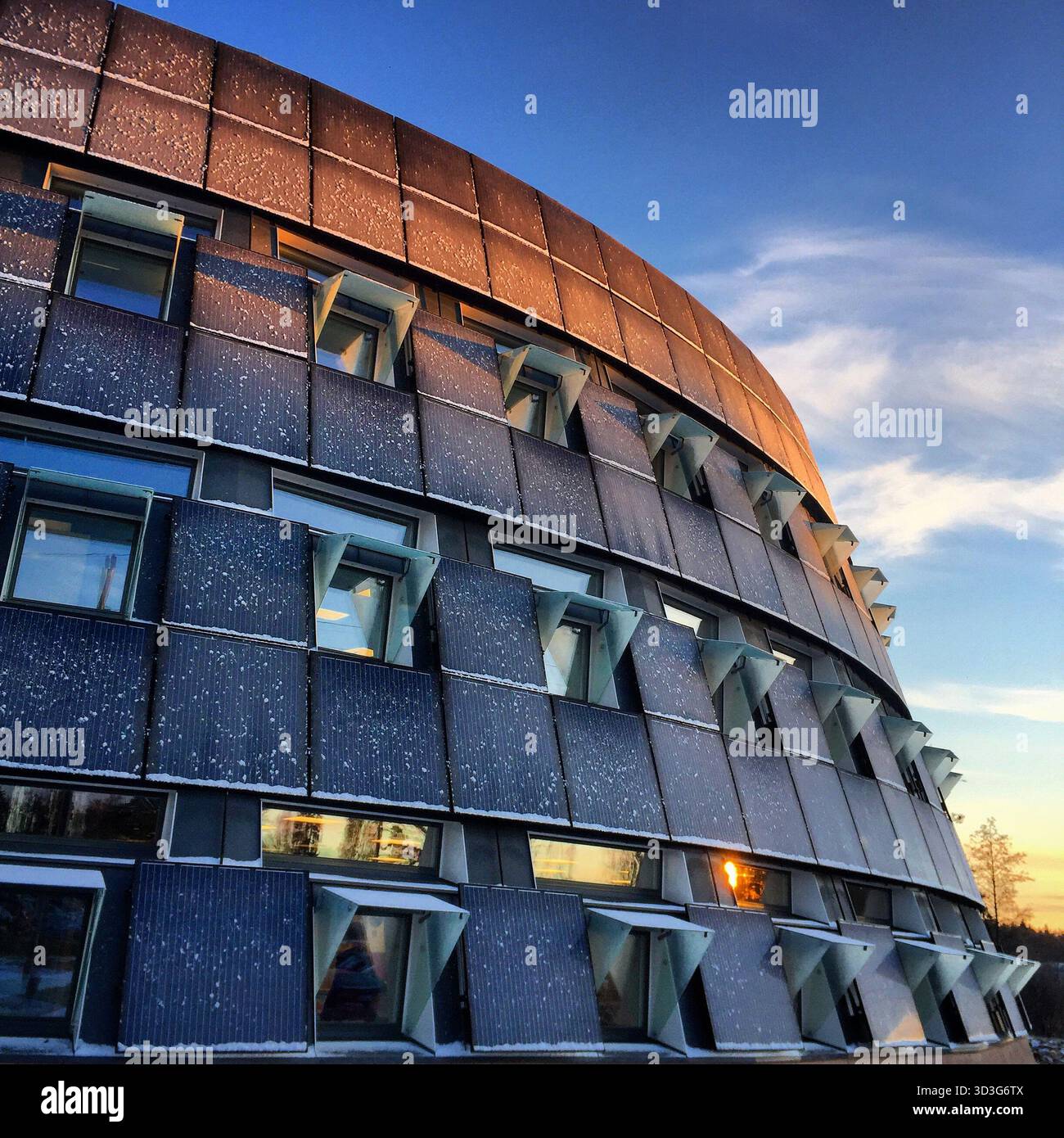 SEDE CENTRALE di PAF, MARIEHAMN, APERTO GIORNO: Vista esterna invernale dell'architettura della casa passiva rivestita da pannelli solari della sede centrale di PAF con una temperatura inferiore a -20 di notte a Mariehamn, Åland, Finlandia. Foto Stock