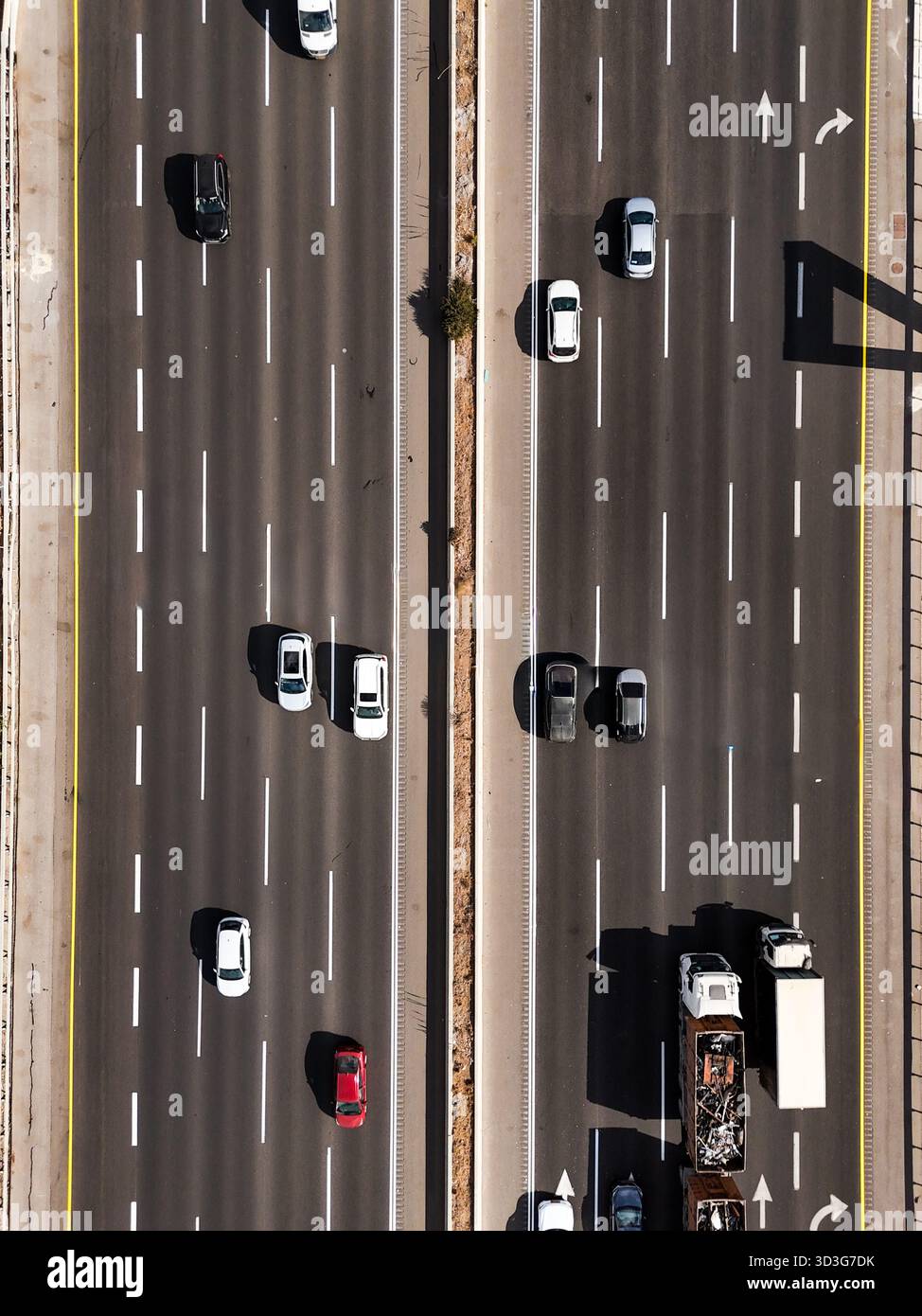 Vista aerea della strada 6 con auto e camion che gettano ombre sull'asfalto, Rosh HaAyin, North District, Israele. Foto Stock
