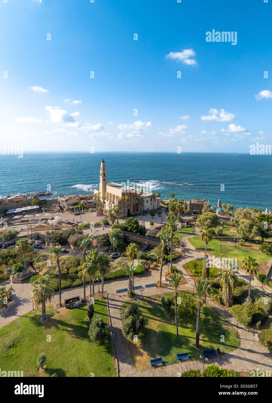 La vista aerea della chiesa di San Pietro si erge maestosamente contro il mare turchese, incorniciata da antiche rovine e parchi verdeggianti, la Vecchia Giaffa e Tel Aviv-Ya Foto Stock