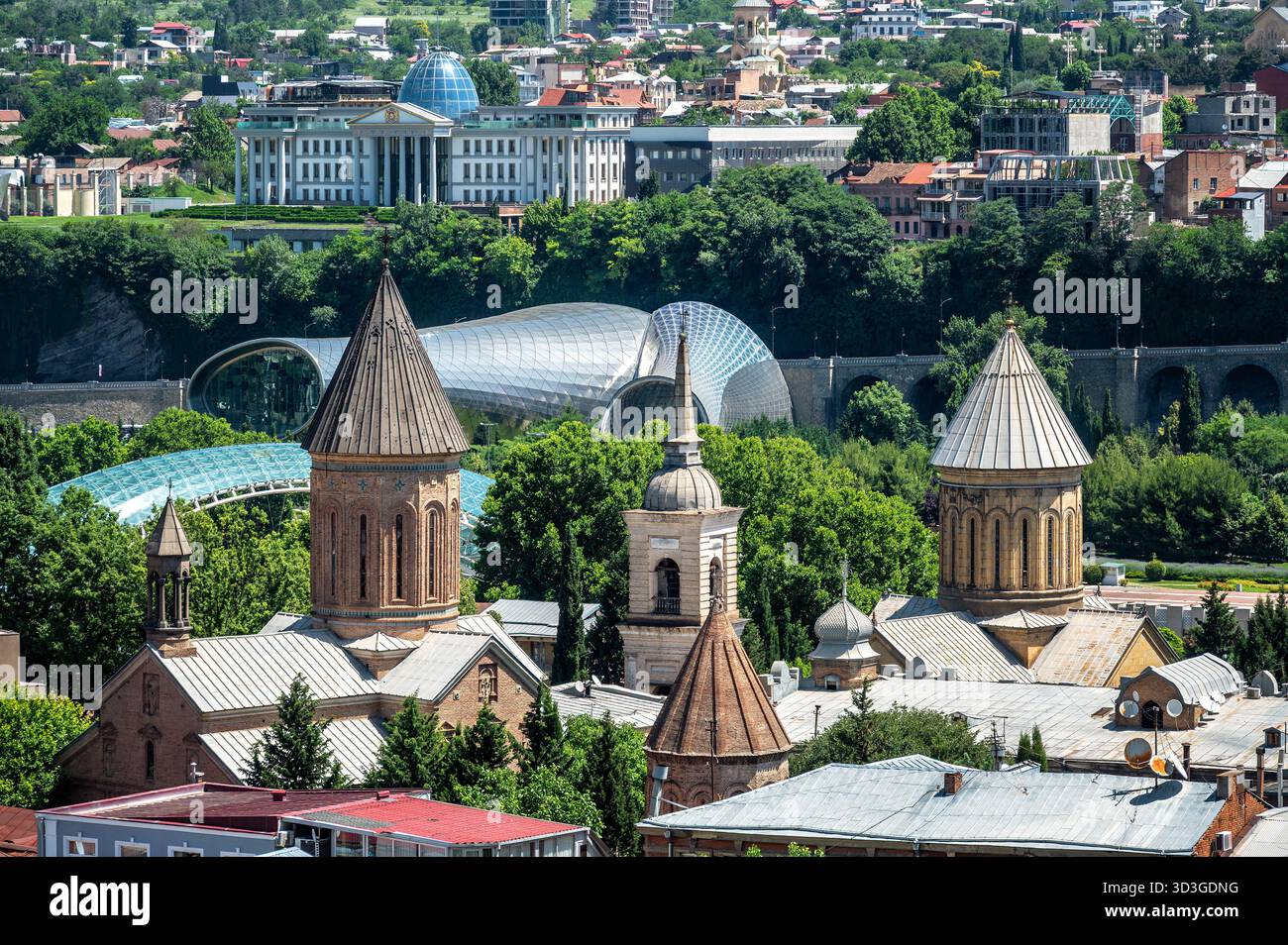 Vista delle diverse chiese nel centro di Tbilisi, Georgia Foto Stock