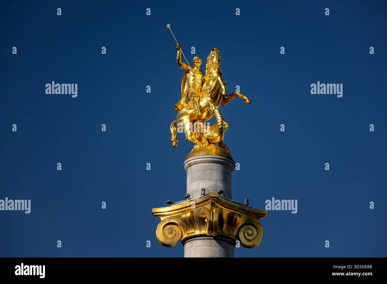 Statua d'oro di San Giorgio nel centro di Tbilisi, Georgia Foto Stock