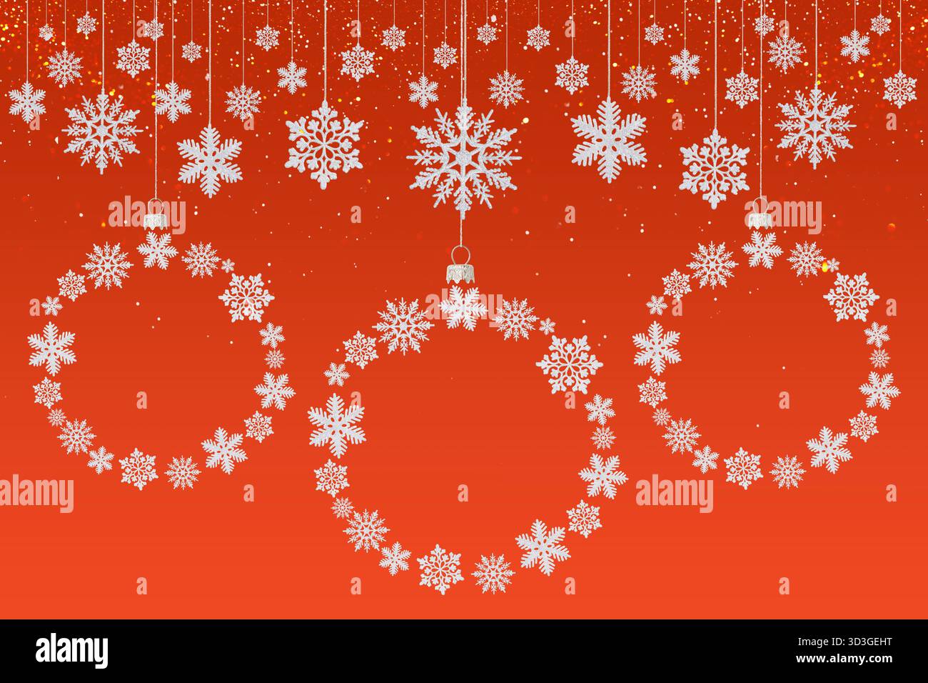 Sfondo rosso natalizio di fiocchi di neve bianchi a forma di palla su un albero di Natale. Cartolina per Capodanno e Natale con spazio per saluti, etichette e il tuo design. Foto Stock