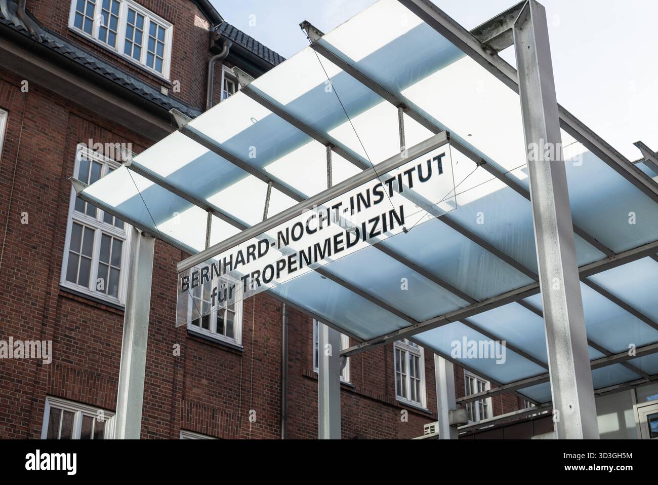 Deutschland, Amburgo, Bernard-Nocht-Institut, Tropenmedizin, St. Pauli, Landungsbrücken, Bernhard-Nocht-Straße, Institut, Forschung, Wissenschaft, Medizin, Labor, Gesundheitswesen, Backsteinbau, Architektur, Fassade, Turm, Altbau, Geschichte, Bildung, Universität, Forschungseinrichtung, Hamburg Architektur, Norddeutschland, Stadtansicht, Tageslicht, Wissenschaftseinrichtung, medizinische Forschung, Hamburg Sehenswürdigkeit, Hamburg Stadt, medizinisches Institut, Forschungshaus, Gesundheitsforschung *** Germania, Amburgo, Bernard Nocht Institute, medicina tropicale, St Pauli, Landungsbrücken, Ber Foto Stock