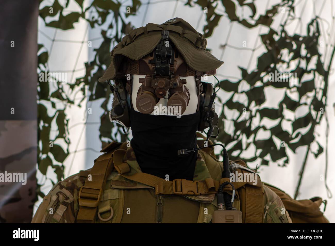 Il manichino militare è dotato di un casco tattico e di un dispositivo per la visione notturna. Foto Stock