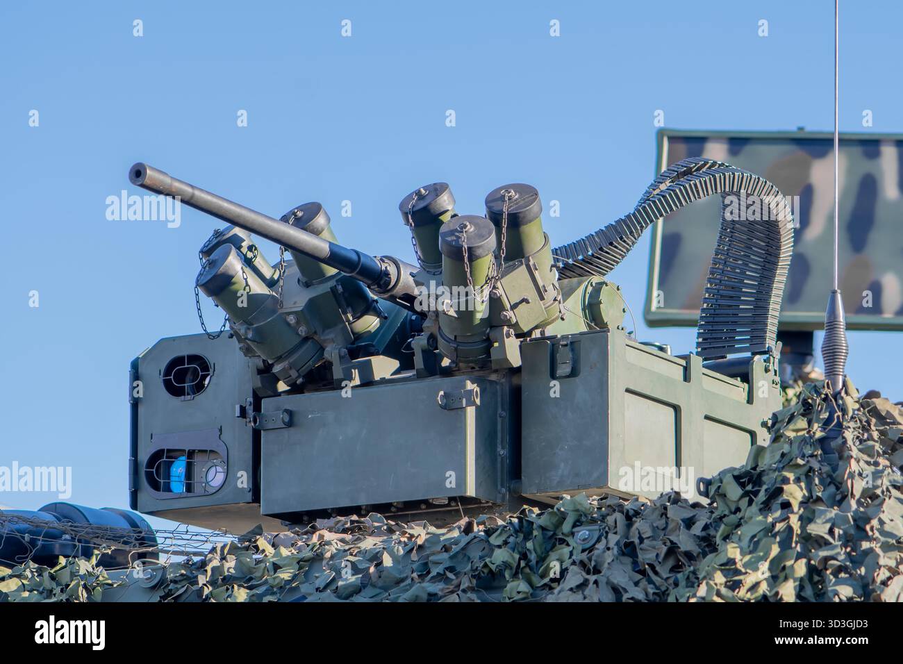 Un modulo di combattimento con un cannone e un monitor montato su veicoli corazzati militari Foto Stock