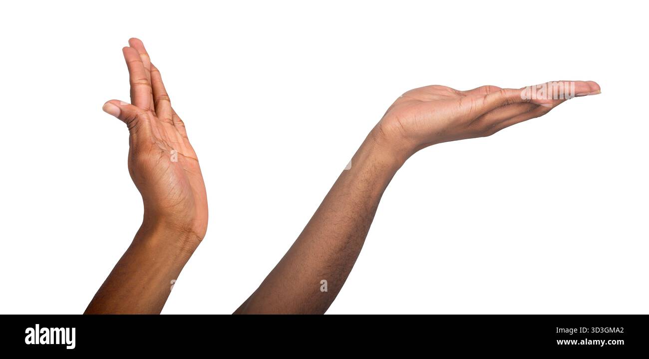 Mano sollevata con cinque gesti alti. Palmo aperto con tonalità della pelle scura, dita e polso visibili, linguaggio espressivo del corpo e posa naturale. Isolato su Who Foto Stock