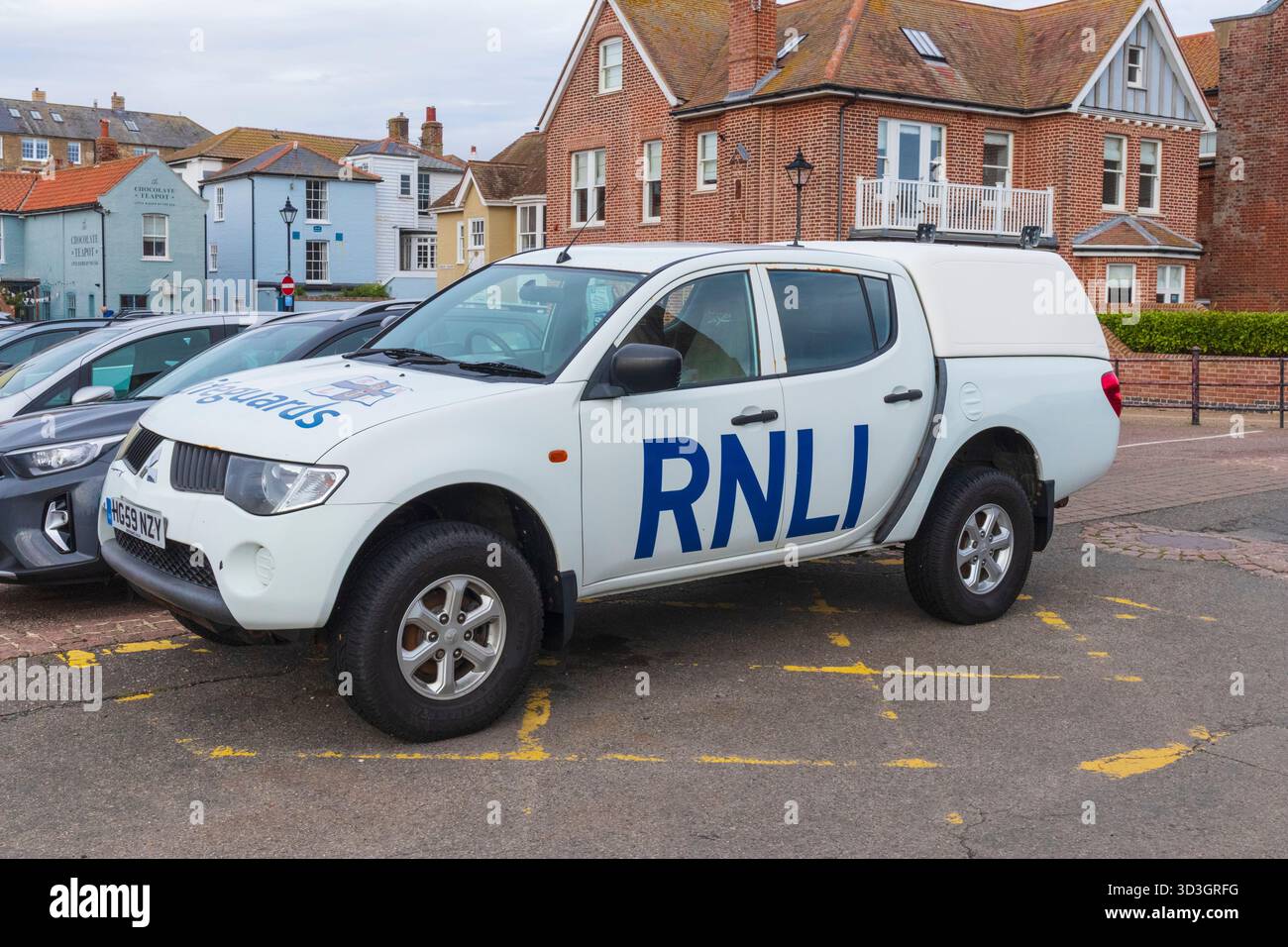 Veicolo RNLI parcheggiato sulla falesia di Aldeburgh Foto Stock