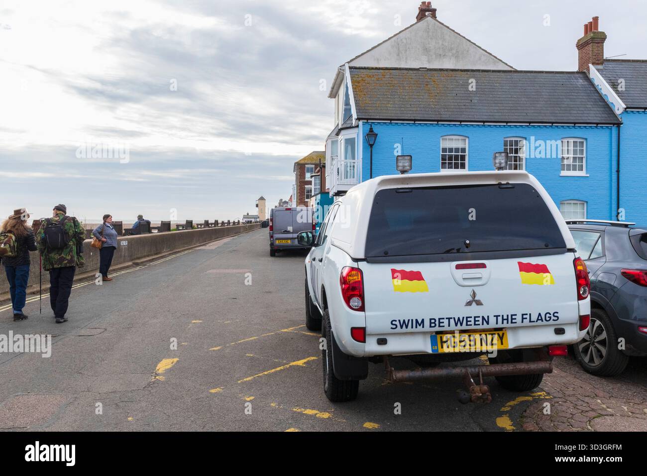Veicolo RNLI parcheggiato su Crag Path ad Aldeburgh con People Walking Foto Stock