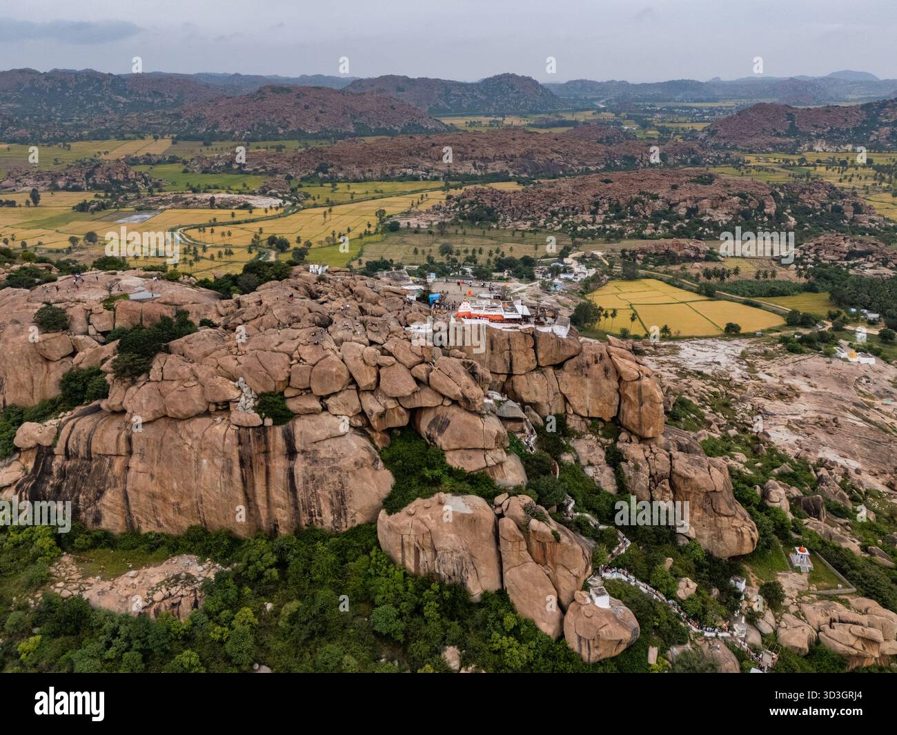 Veduta aerea del suggestivo paesaggio dove antichi templi si annidano tra massi colossali, mescolandosi con i campi dorati sottostanti, Hampi, Karnataka, i Foto Stock