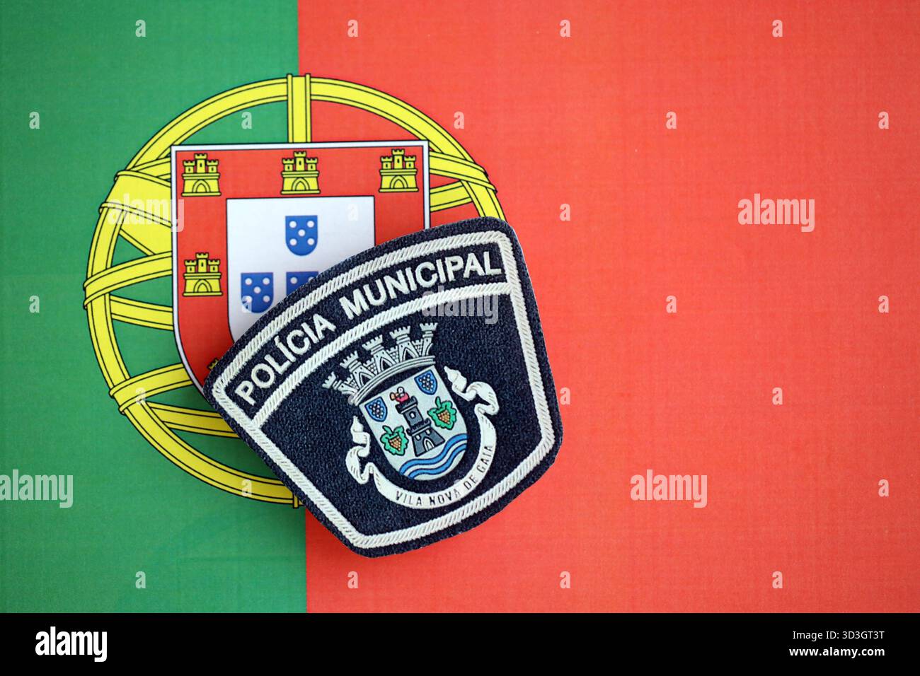 KIEV, UCRAINA - 6 SETTEMBRE 2025 Portogallo polizia municipale patch sulla bandiera nazionale primo piano Foto Stock