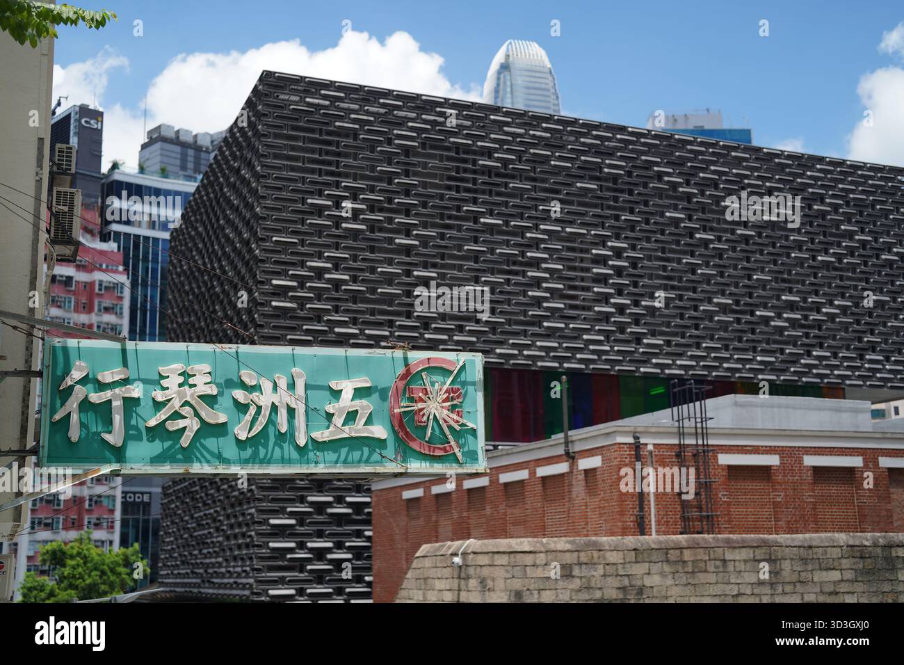 Un mix di edifici moderni, contemporanei, tradizionali e storici a Hong Kong Foto Stock