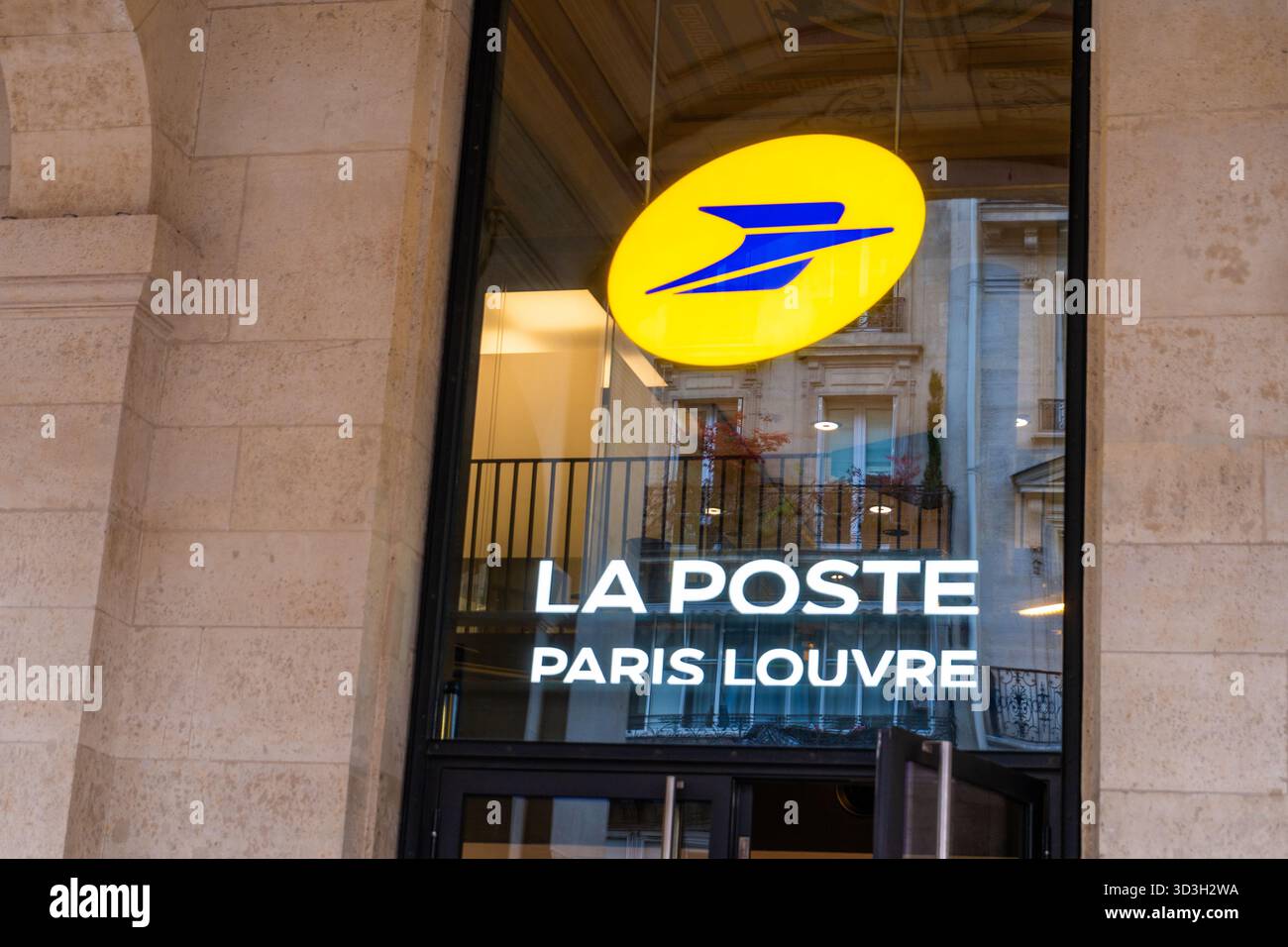 Parigi, Francia - 30 ottobre 2025: LA POSTE Paris Louvre, logo giallo, vetrina d'ingresso dell'ufficio postale. Segnale postale Foto Stock