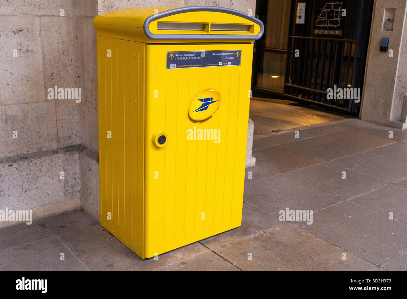 Parigi, Francia - 30 ottobre 2025: Posta francese LA POSTE Parigi Louvre, ufficio postale con logo giallo. Cartello postale di France Street. Foto Stock
