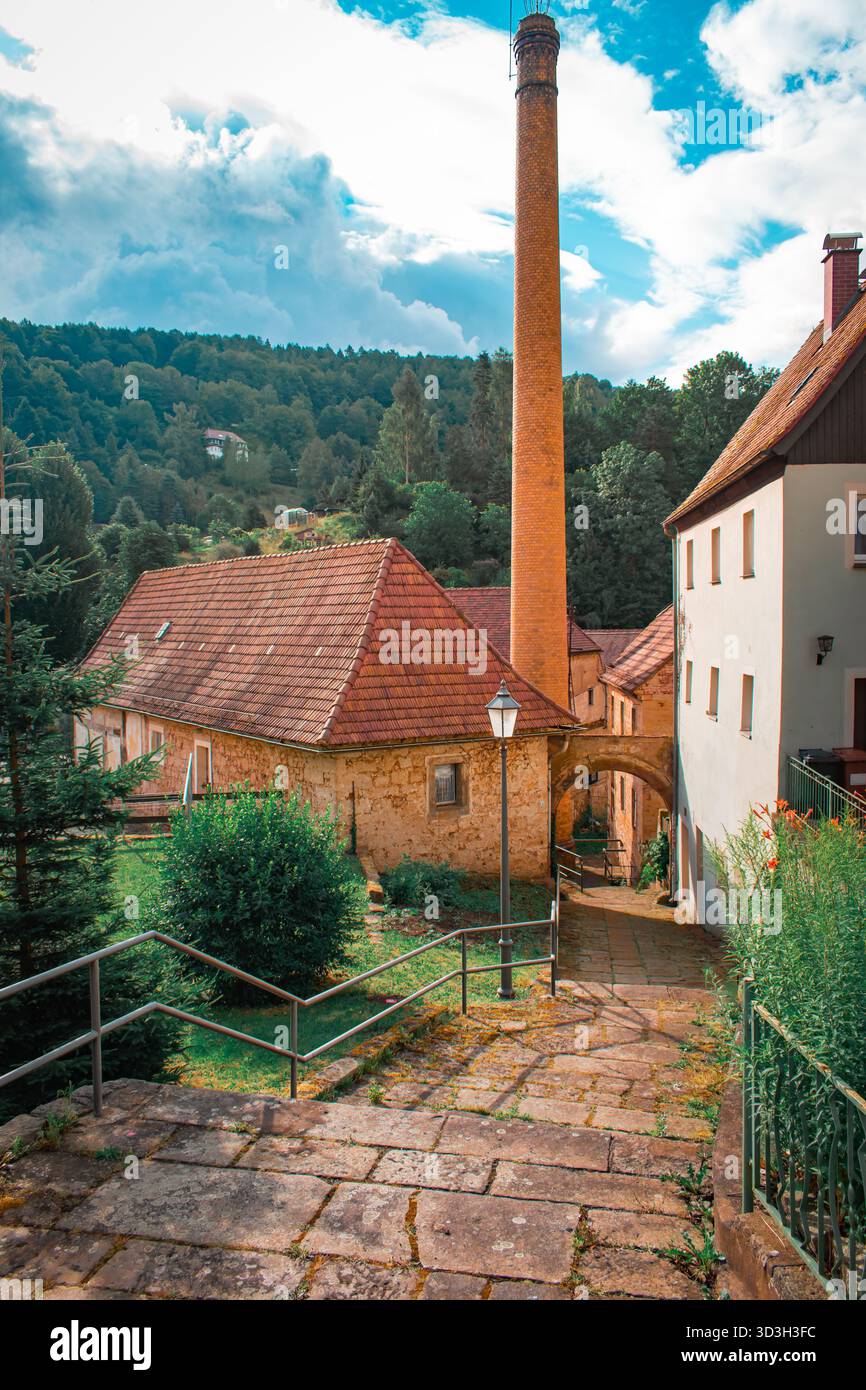 Discesa lungo la strada in una piccola città in Germania. Foto Stock