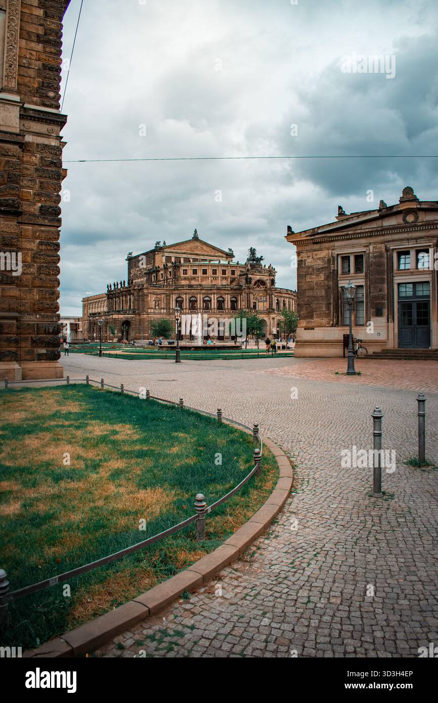 Dresda, Germania. Parte centrale della città e vista sul bellissimo teatro dell'opera. Foto Stock