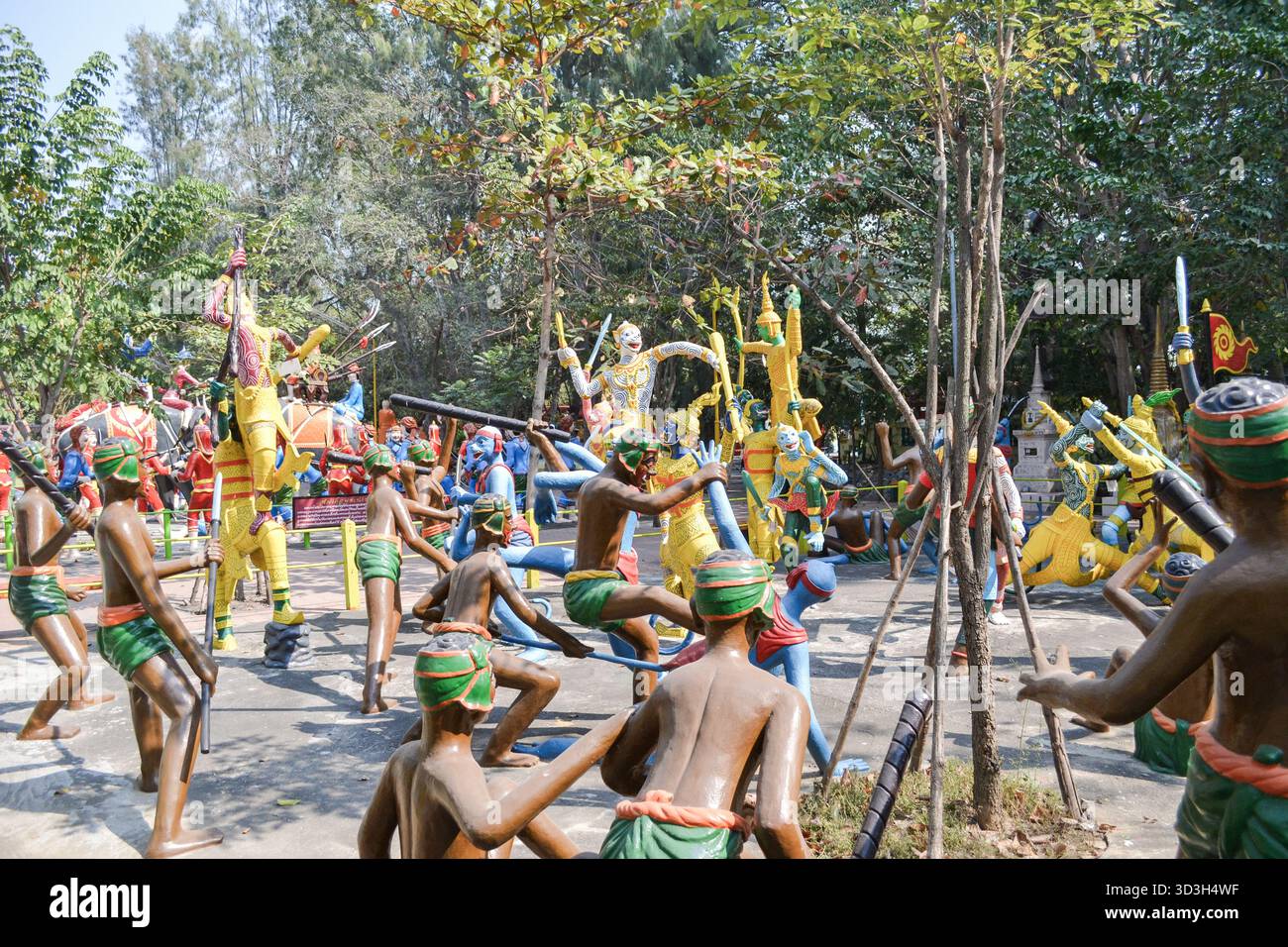 15 gennaio 2013, Thailandia. Statue di antichi guerrieri thailandesi nel tempio di Muang, Angthong Thailandia. Foto Stock