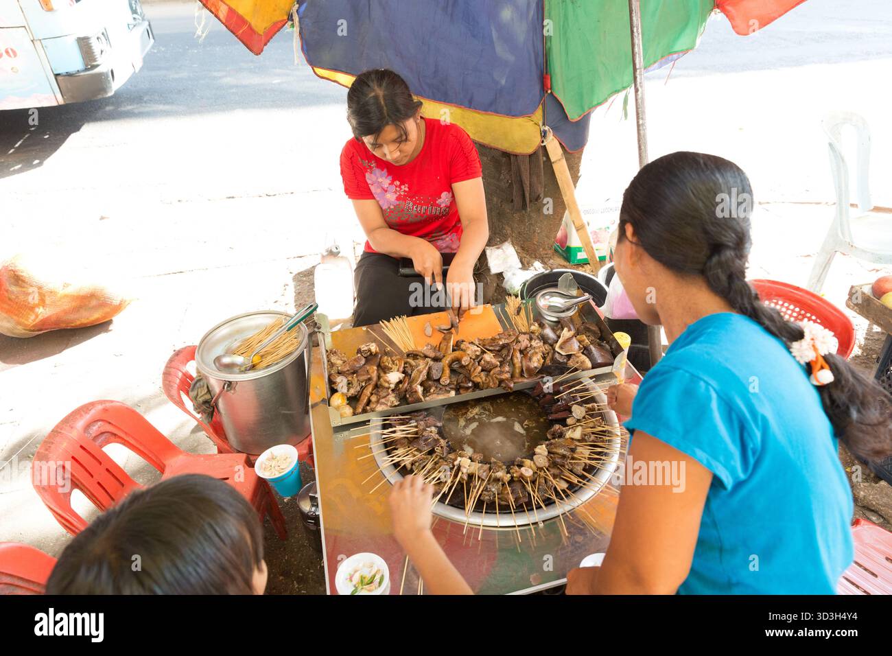 Serve stuzzichini per strada a Yangon, Myanmar Foto Stock