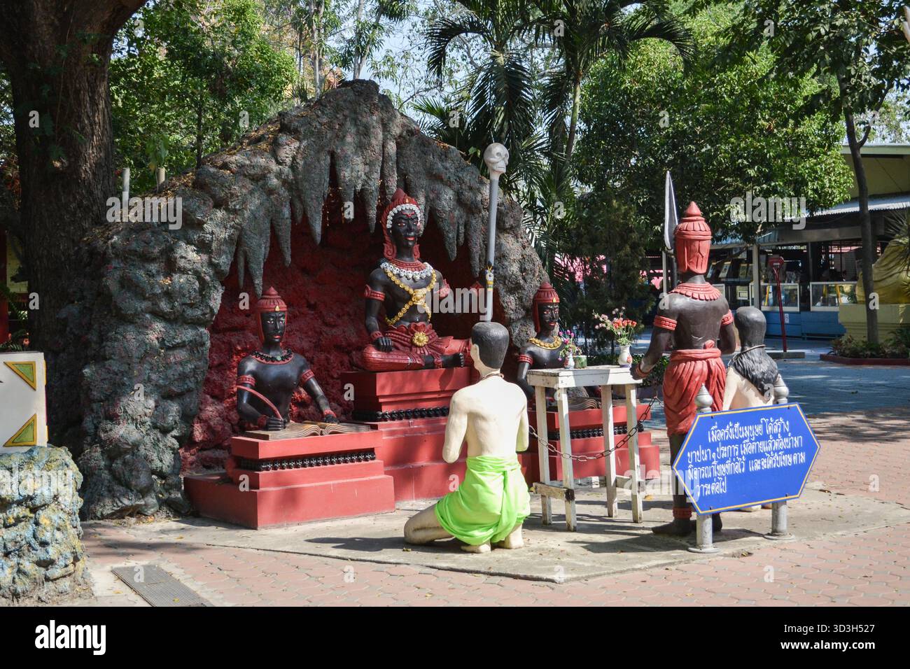 15 gennaio 2013, Thailandia. Statue di antichi guerrieri thailandesi nel tempio di Muang, Angthong Thailandia. Foto Stock