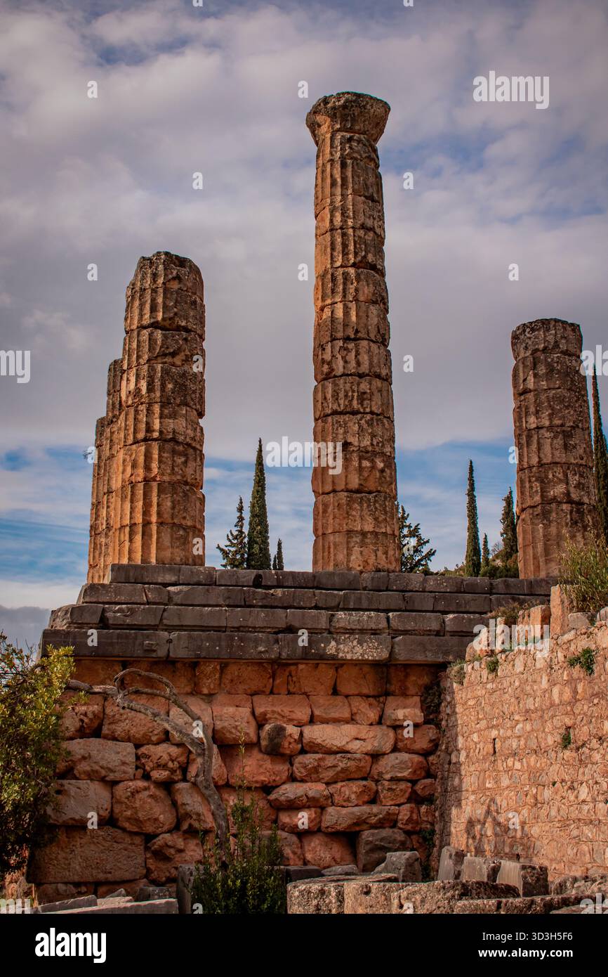 Le colonne che rimangono dall'antico tempio di Delfi, sul ripido pendio inferiore del monte Parnaso. Foto Stock
