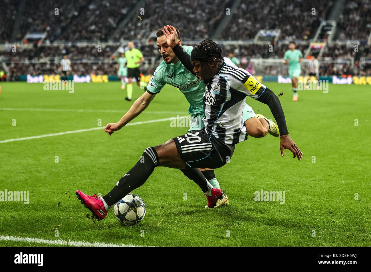 Anthony Elanga del Newcastle United non riesce a mantenere la palla in gioco durante il 4° giorno di UEFA Champions League Matchday di 8 Newcastle United vs Athletic Club al St. James's Park, Newcastle, Regno Unito, 5 novembre 2025 (foto di Alfie Cosgrove/News Images) *** GER AUT sui OUT *** Foto Stock