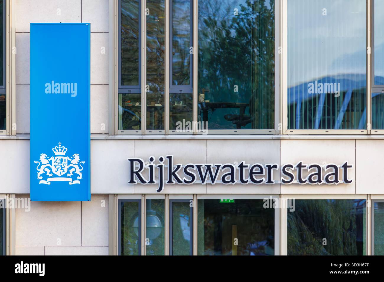 Arnhem, Paesi Bassi - 30 ottobre 2025: Logo del ministero olandese per la gestione delle infrastrutture e delle risorse idriche Rijkswaterstaat ad Arnhem Foto Stock