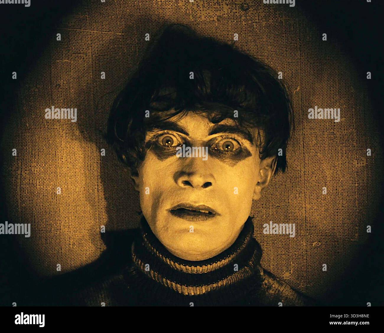 Conrad Veidt interpreta Cesare nel Gabinetto del Dr. Caligari l'immagine mostra l'attore tedesco Conrad Veidt nel suo ruolo di Cesare il somnambulista del film muto del 1920, The Cabinet of Dr. Caligari. Il film è un esempio determinante del cinema espressionista tedesco, un movimento caratterizzato dal suo stile visivo esagerato e distorto che riflette la psicologia interiore dei personaggi. Il personaggio di Cesare, un sonnolento controllato da un ipnotista pazzo, è noto per il suo aspetto unico e inquietante. Foto Stock