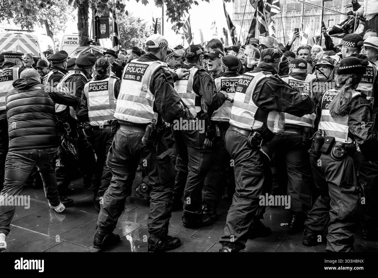 Police Push Back the Crowds al Unite the Kingdom Rally organizzato dall'attivista della Right Wing Tommy Robinson, Londra, Regno Unito. Foto Stock