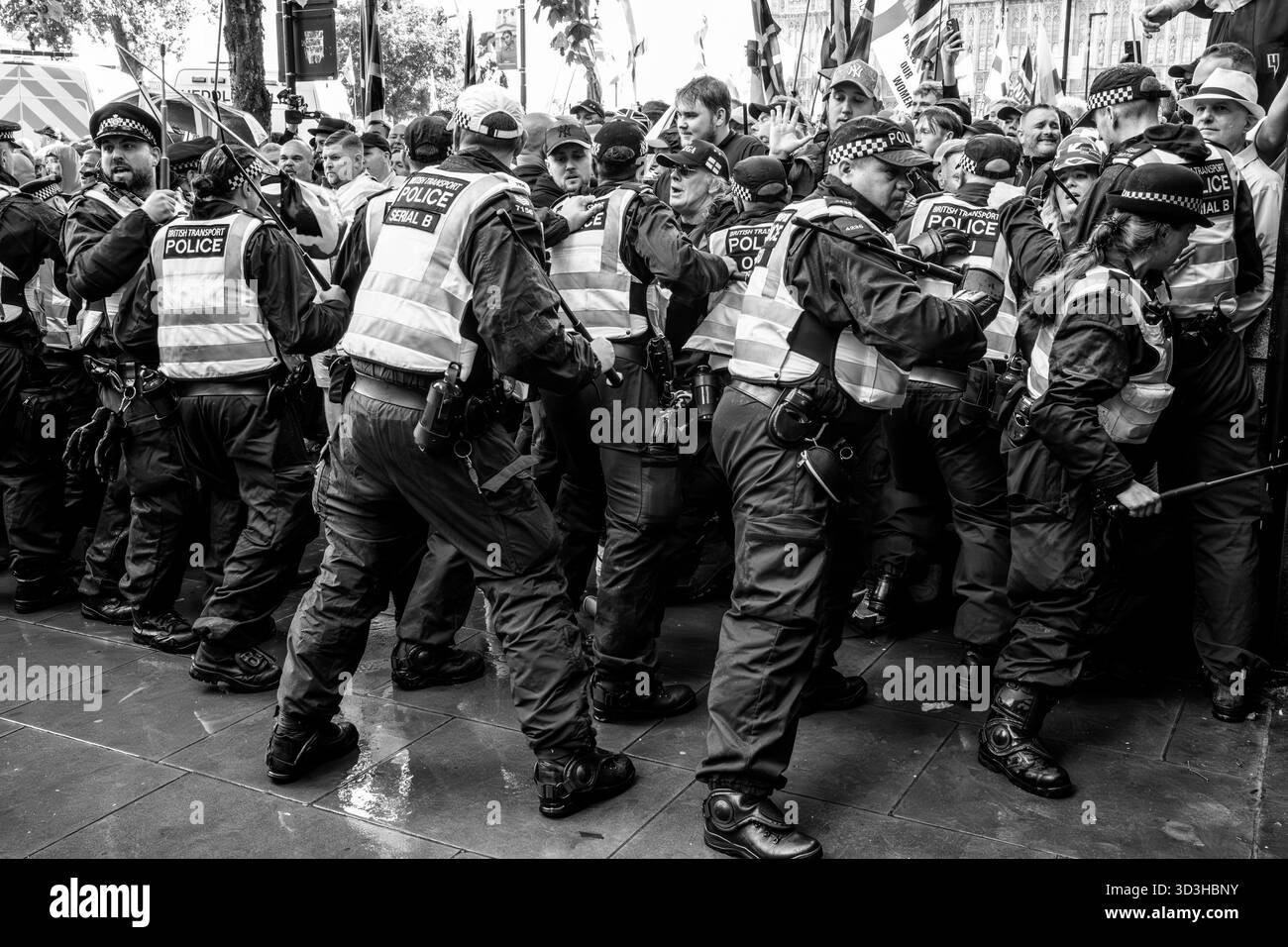 Police Push Back the Crowds al Unite the Kingdom Rally organizzato dall'attivista della Right Wing Tommy Robinson, Londra, Regno Unito. Foto Stock