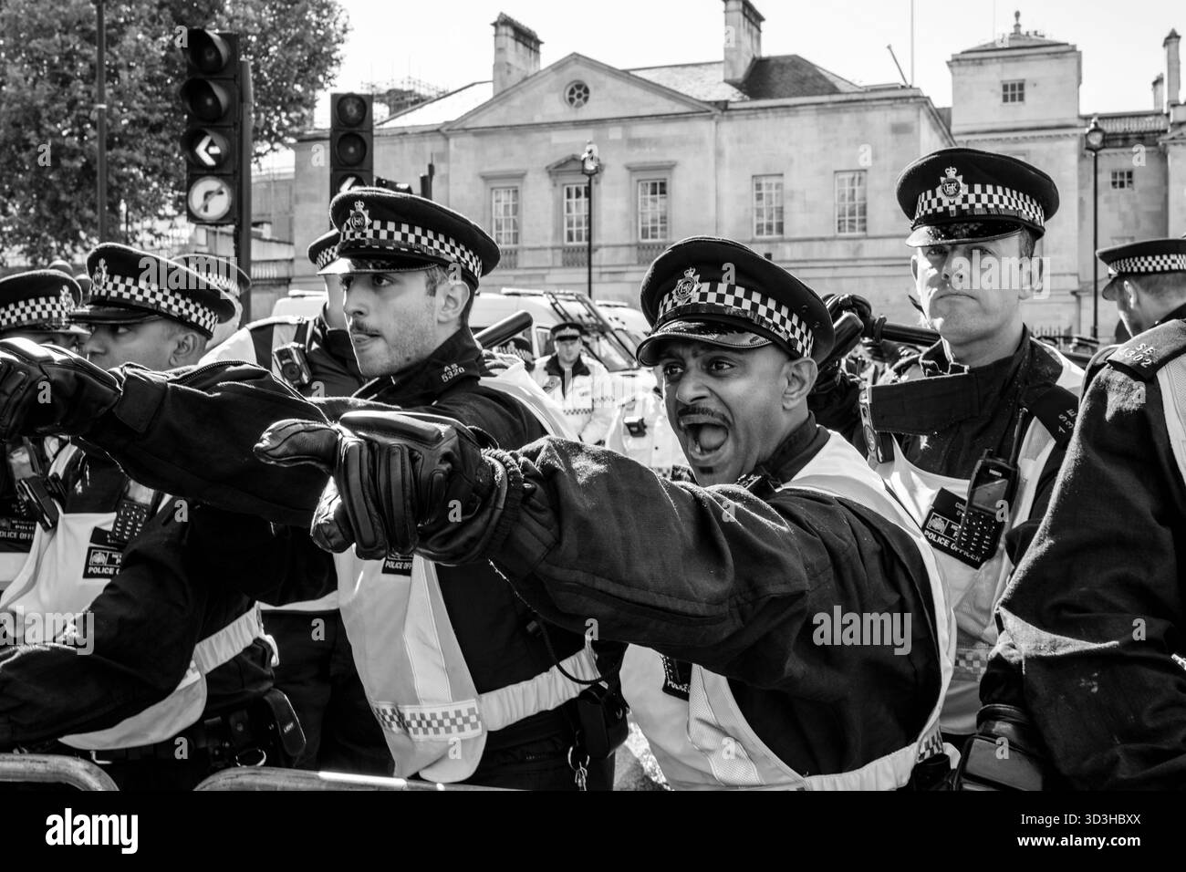Agenti di polizia che urlano contro le persone all'Unite the Kingdom Rally organizzato dall'attivista della Right Wing Tommy Robinson, Londra, Regno Unito. Foto Stock