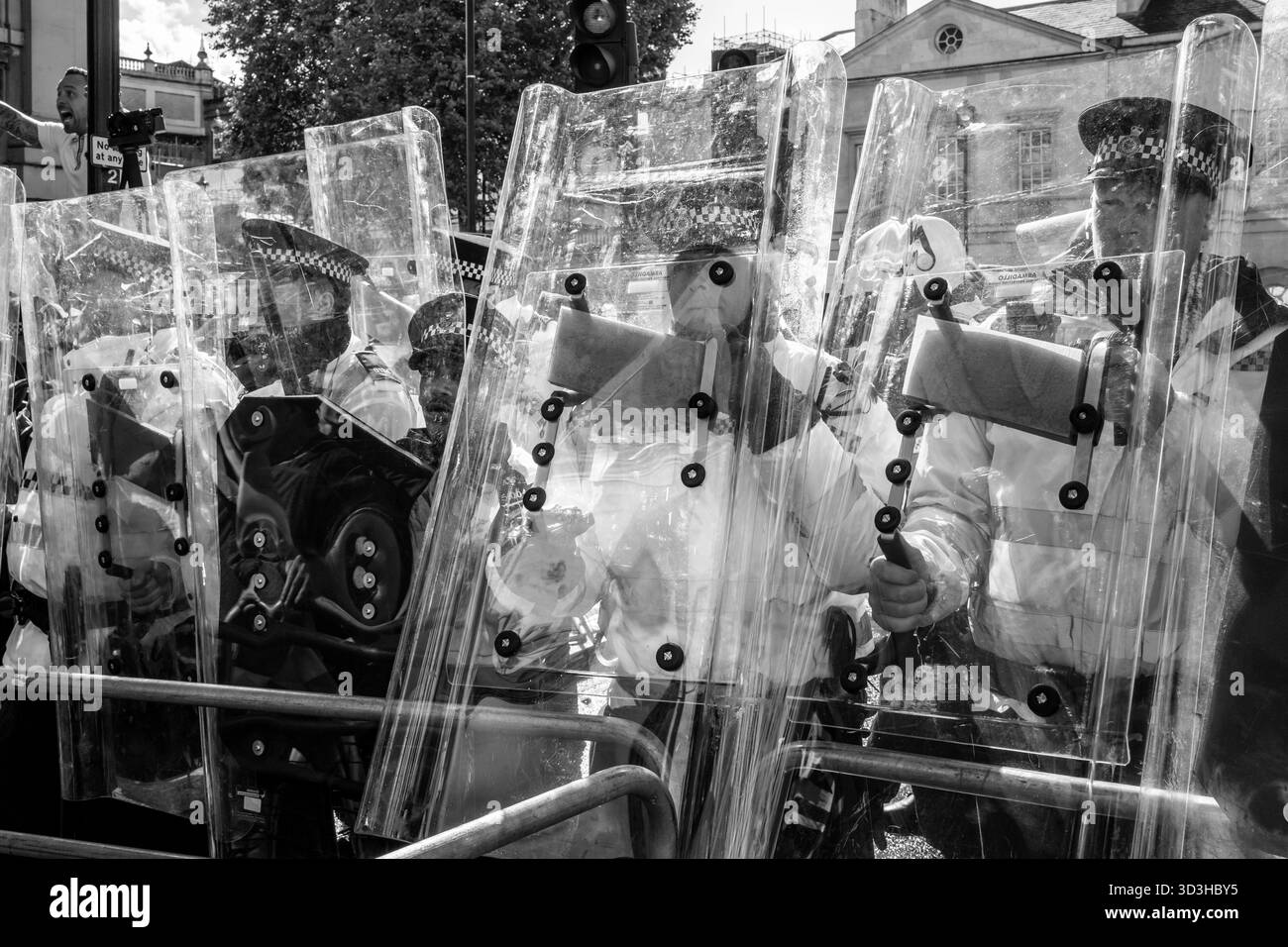 Gli agenti della polizia metropolitana stanno dietro lo scudo antisommossa impedendo alle folle di accedere a Whitehall durante l'Unite the Kingdom Rally, Londra, Regno Unito. Foto Stock