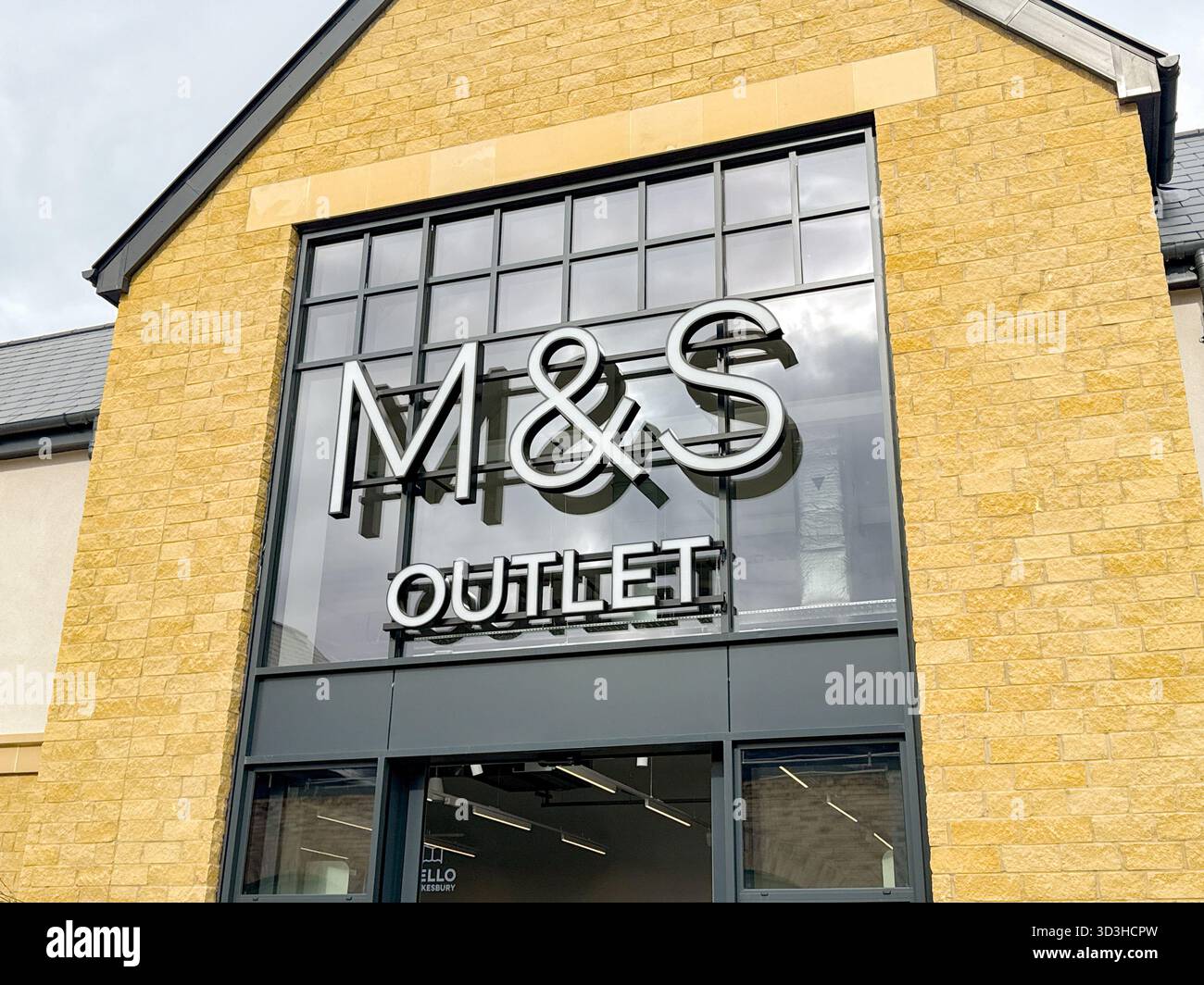 Tewkesbury, Gloucestershire, Inghilterra, Regno Unito - 10 ottobre 2025: Vista frontale dell'ingresso al negozio Marks & Spencer nel Cotswolds Designer Outlet - Immagine stock catturata con smartphone