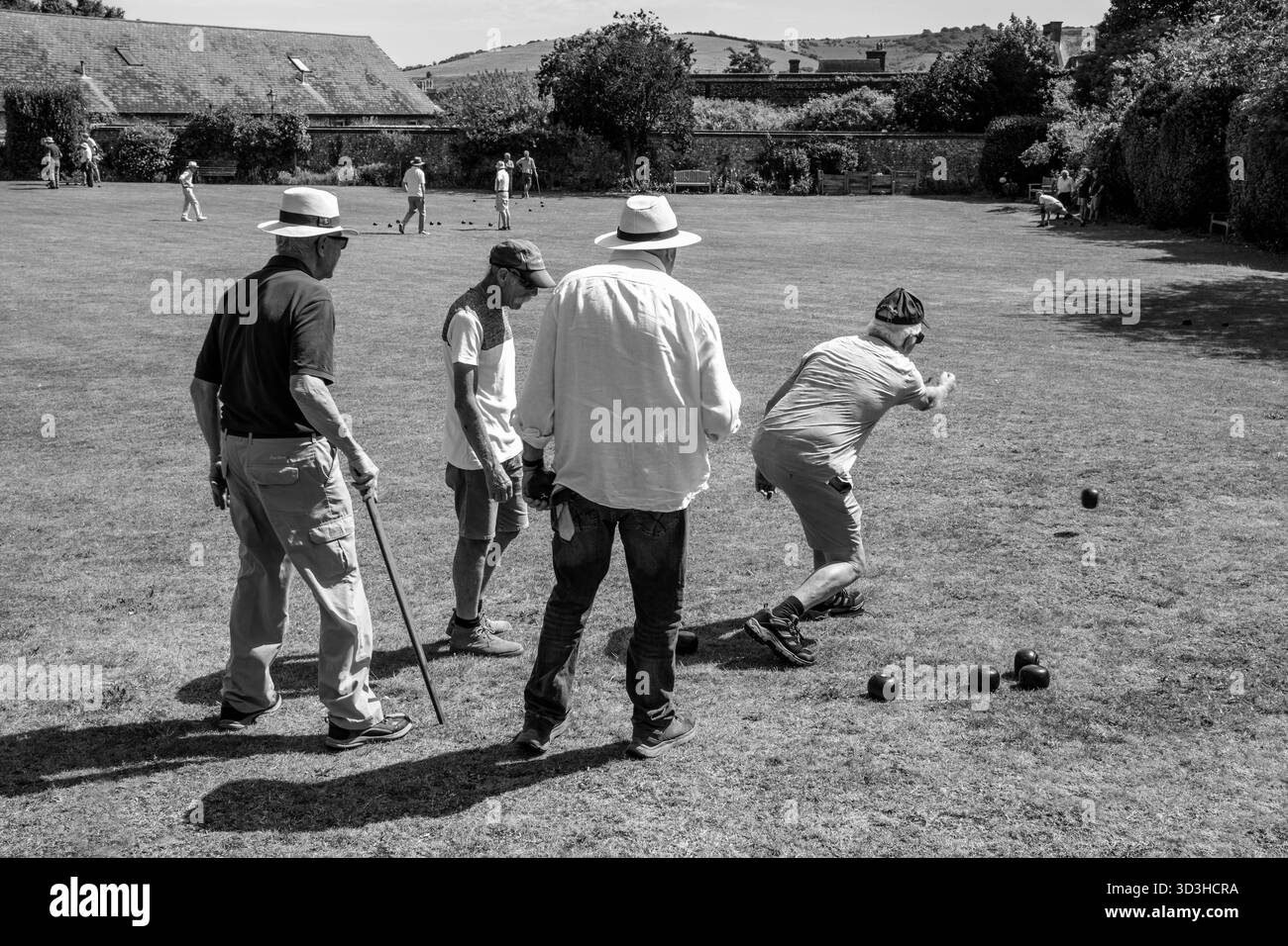 Gli uomini locali giocano Un tipo tradizionale di bocce che si è giocato nel Medioevo, Lewes, East Sussex, UK. Foto Stock