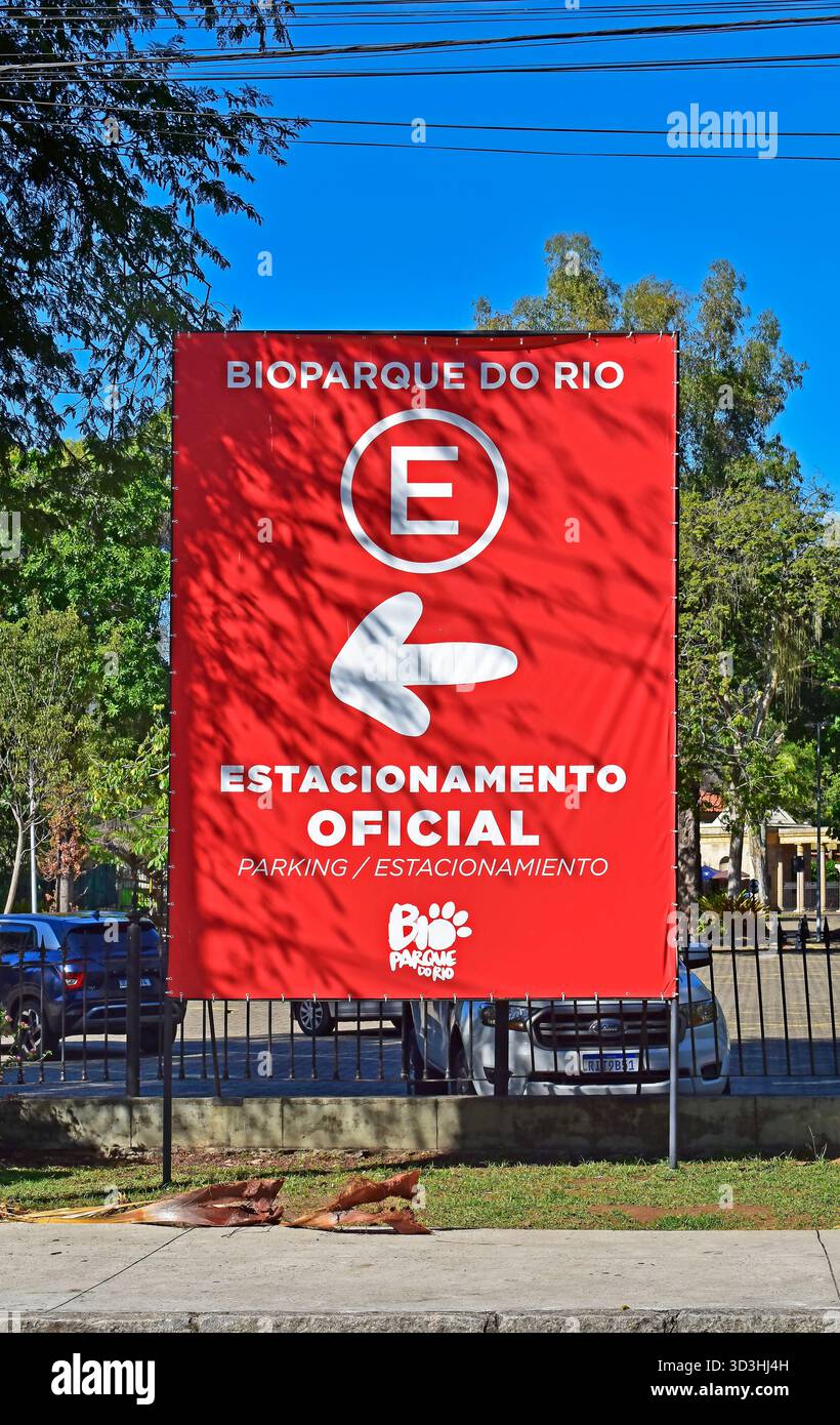 RIO DE JANEIRO, BRASILE - 24 ottobre 2025: Cartello indicante i parcheggi del Bioparque do Rio (zoo) Foto Stock