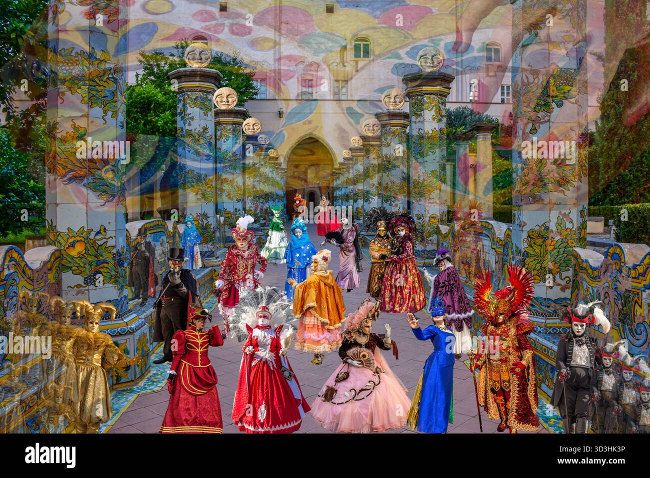 DREAM N°48 – il Carnevale della luce | Venetian Masquerade Dream. Una fusione surreale e colorata di maschere di carnevale veneziane, architettura ornata e dre Foto Stock