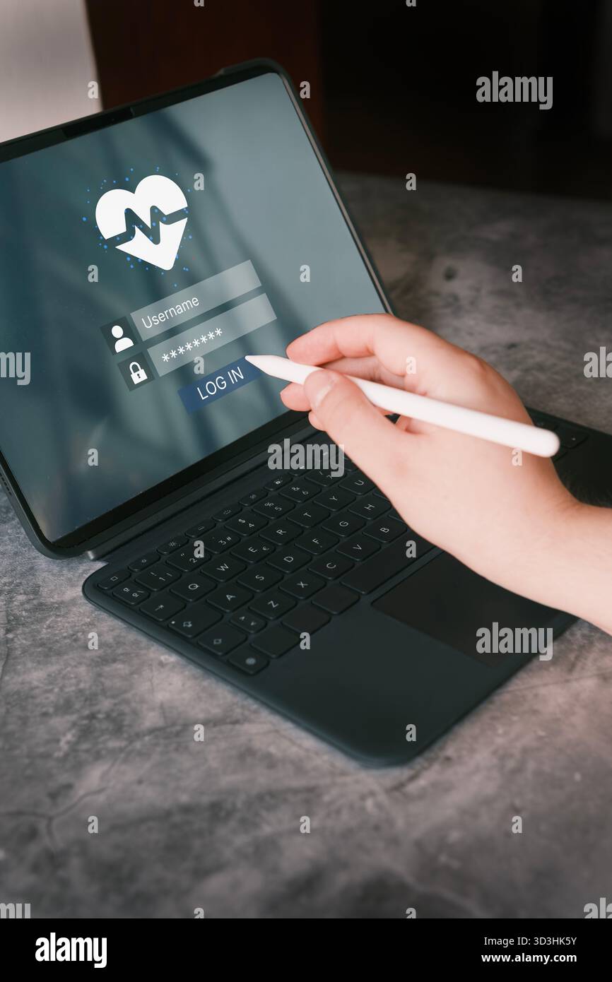 Donna usa un tablet digitale che visualizza un'app medica sullo schermo. Consultazione video online. Servizi di telesanità. Foto Stock